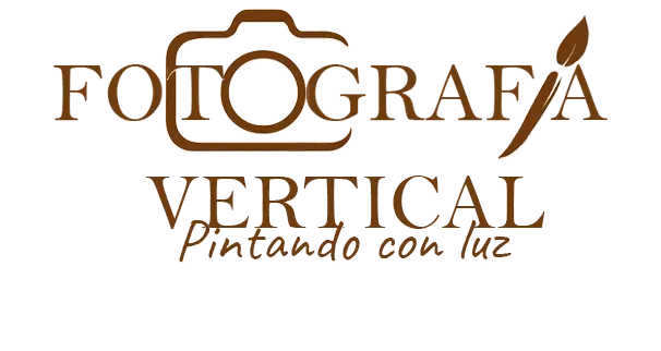 logo que dice fotografía vertical con una camara entre sus letras todo color marrón con iluminaciones blancas en su base